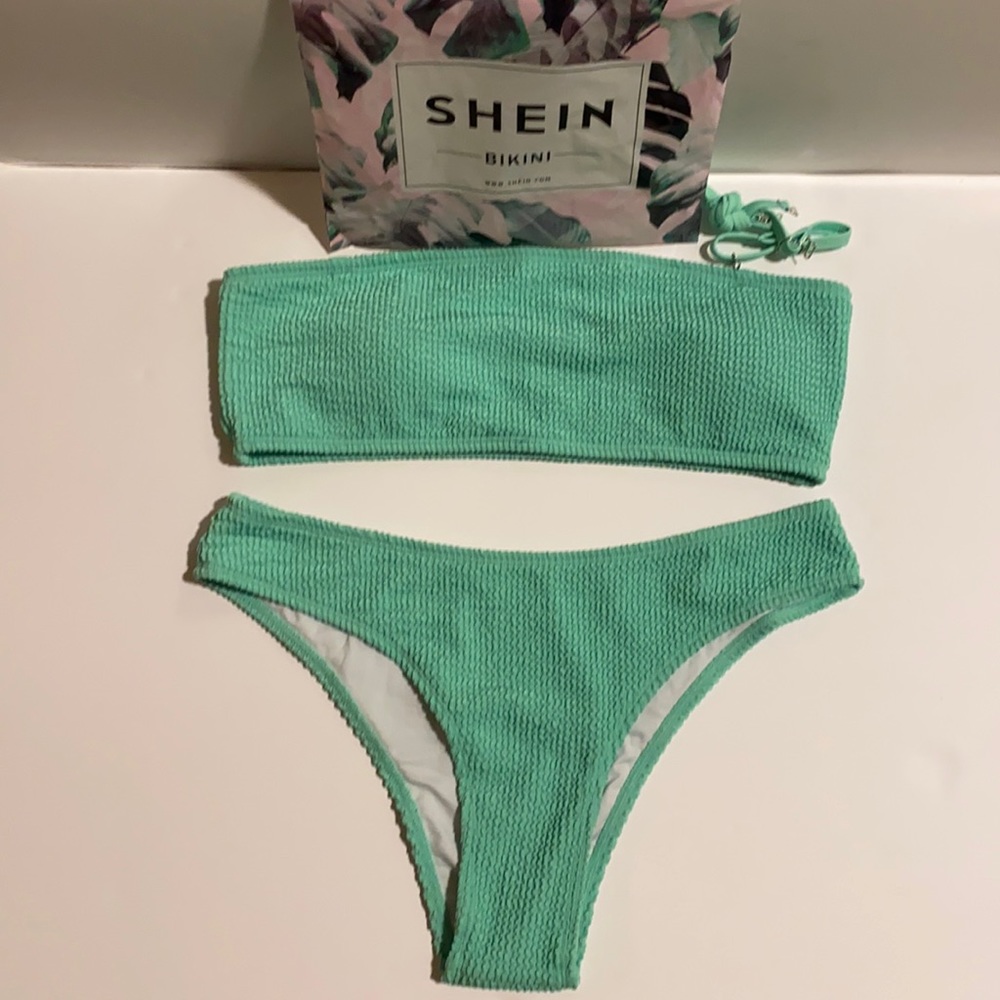 ✨BRAND NEW✨SHEIN MINT BANDEAU BIKINI CRINKLE MATERIAL (FITS LIKE AN EXTRA LARGE)